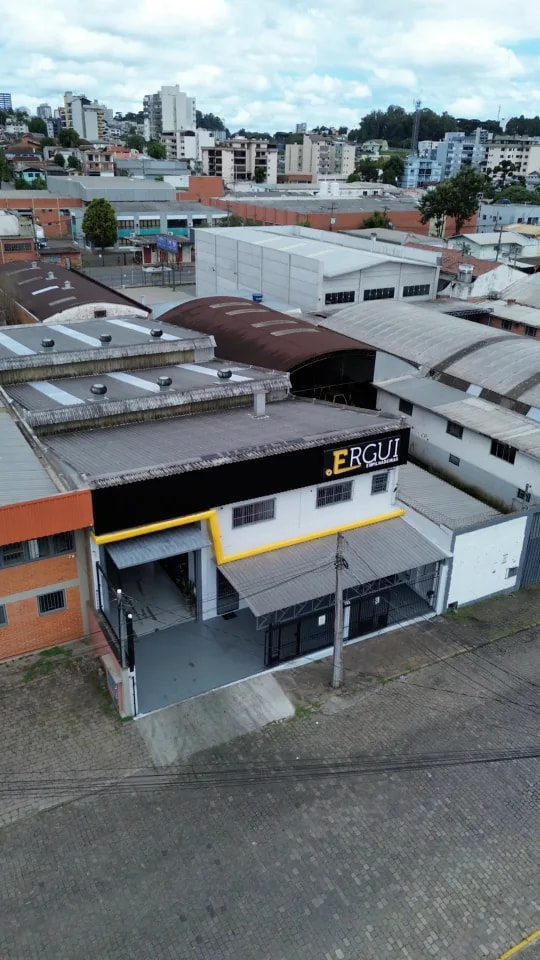 Vista aérea da base da Ergui, com os pavilhões e a fachada.