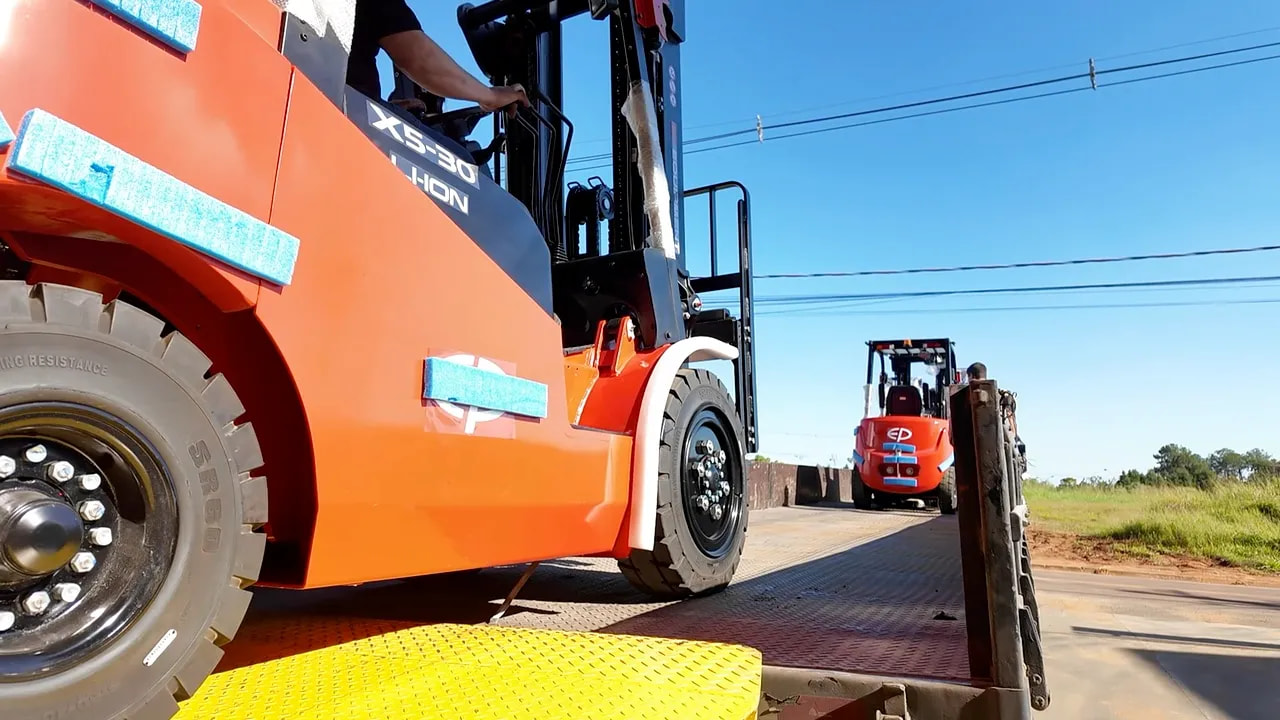 Empilhadeiras EP em uma carroceria, com rampa de acesso.