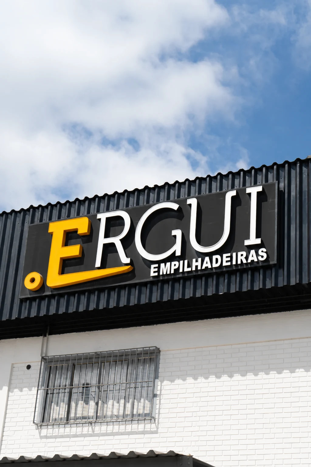 Letreiro da Ergui na fachada de suas instalações em Caxias do Sul.