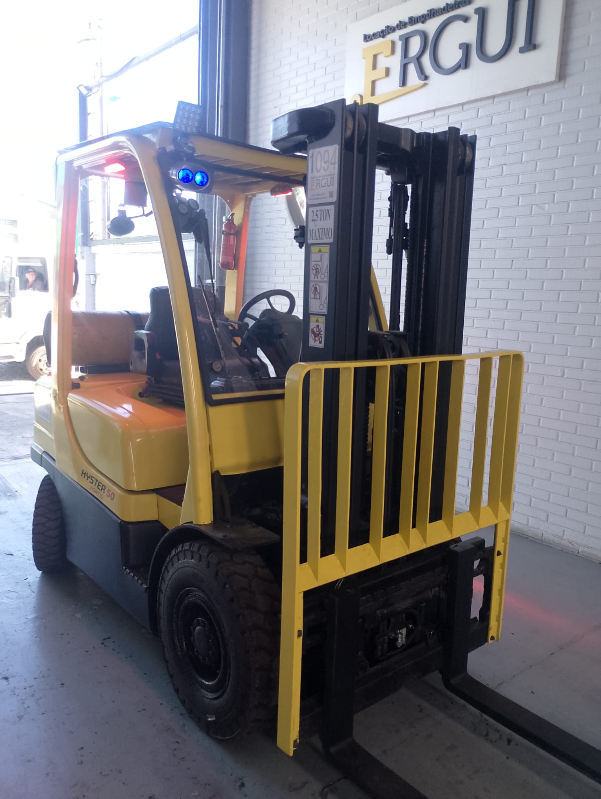 Vista dianteira da Hyster H50FT seminova na Ergui, com torre e garfos.