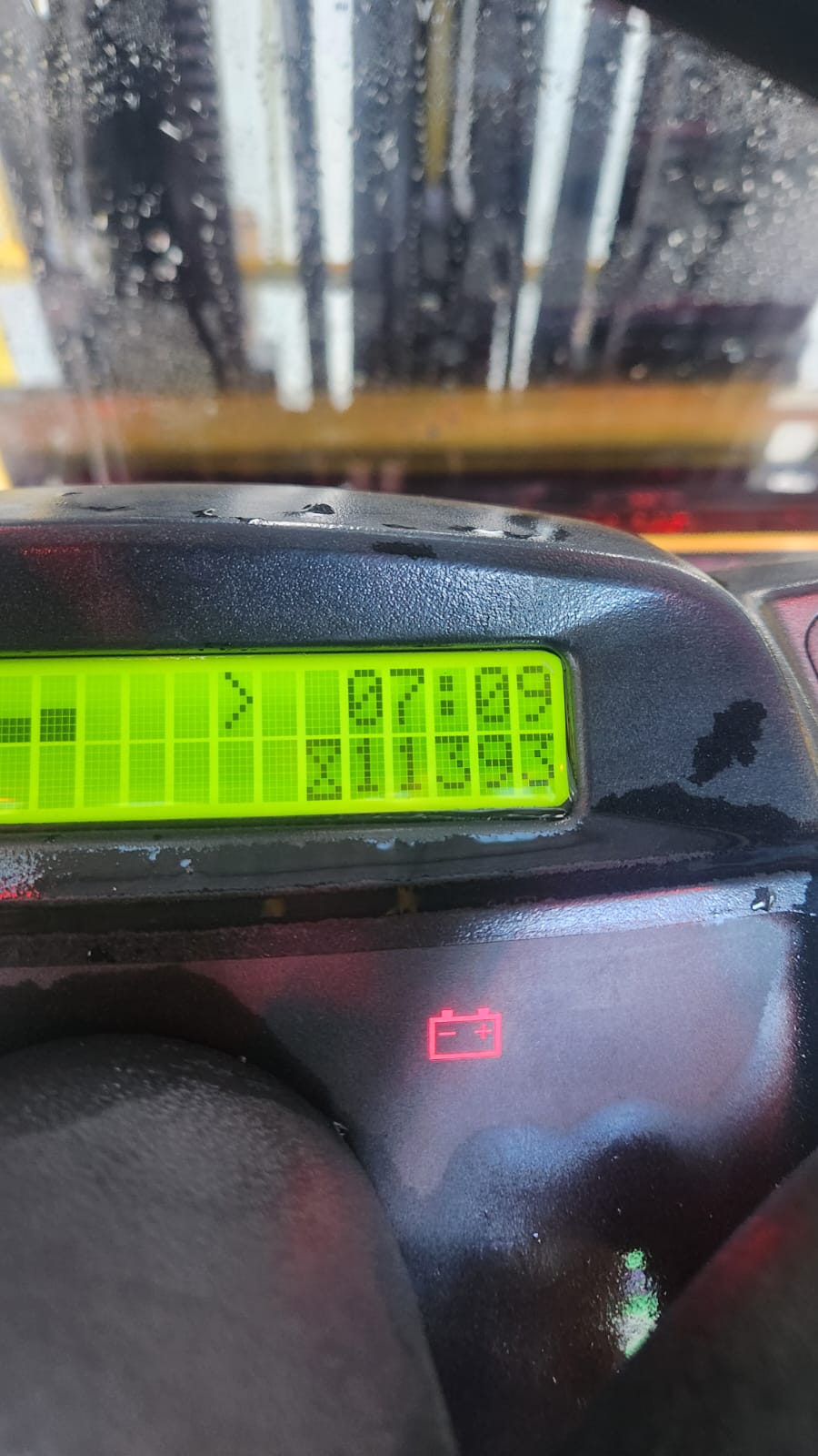 Painel de instrumentos e horímetro da Hyster H50FT seminova.
