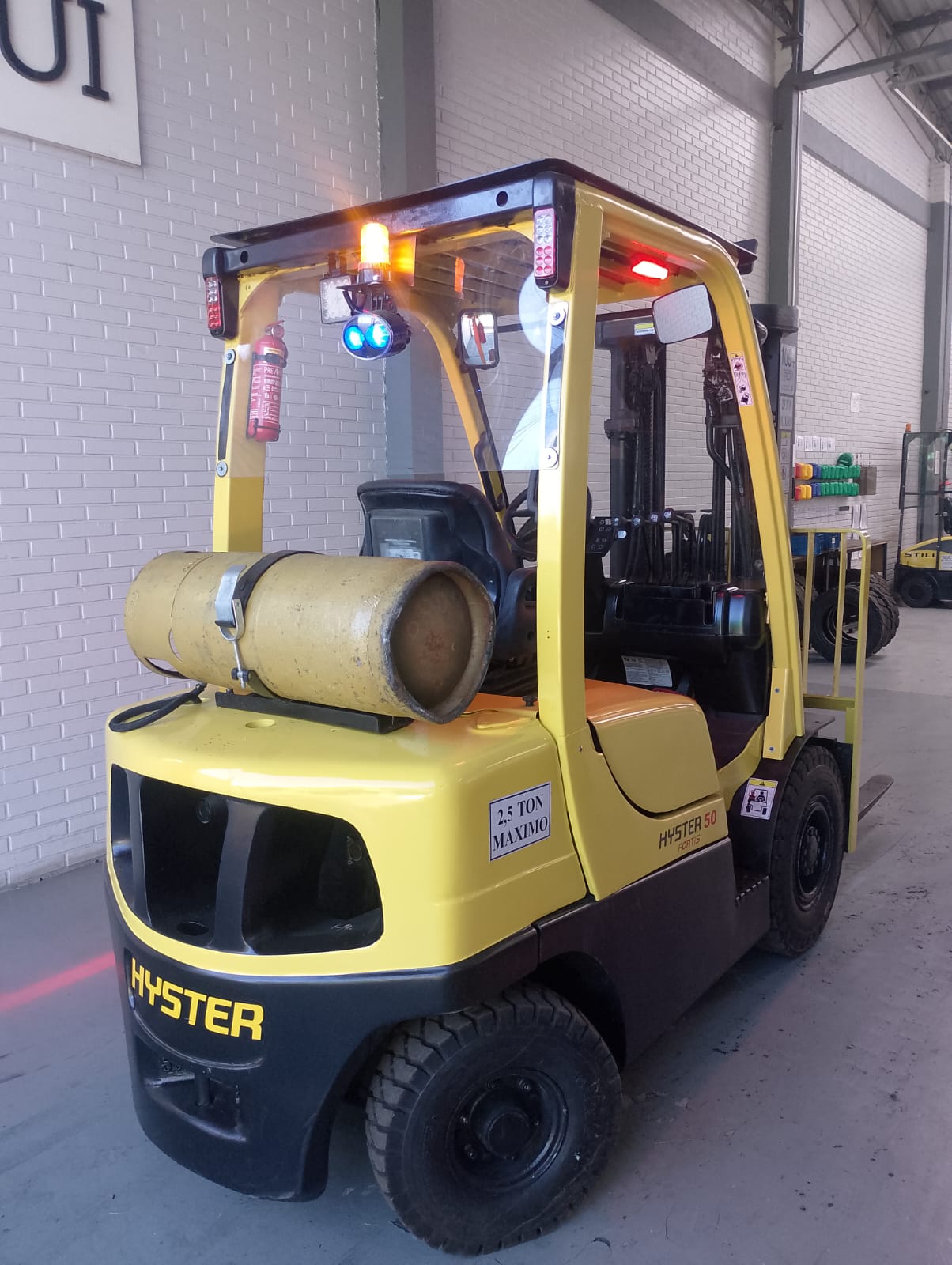 Vista traseira da Hyster H50FT seminova, com contrapeso e cilindro de GLP.