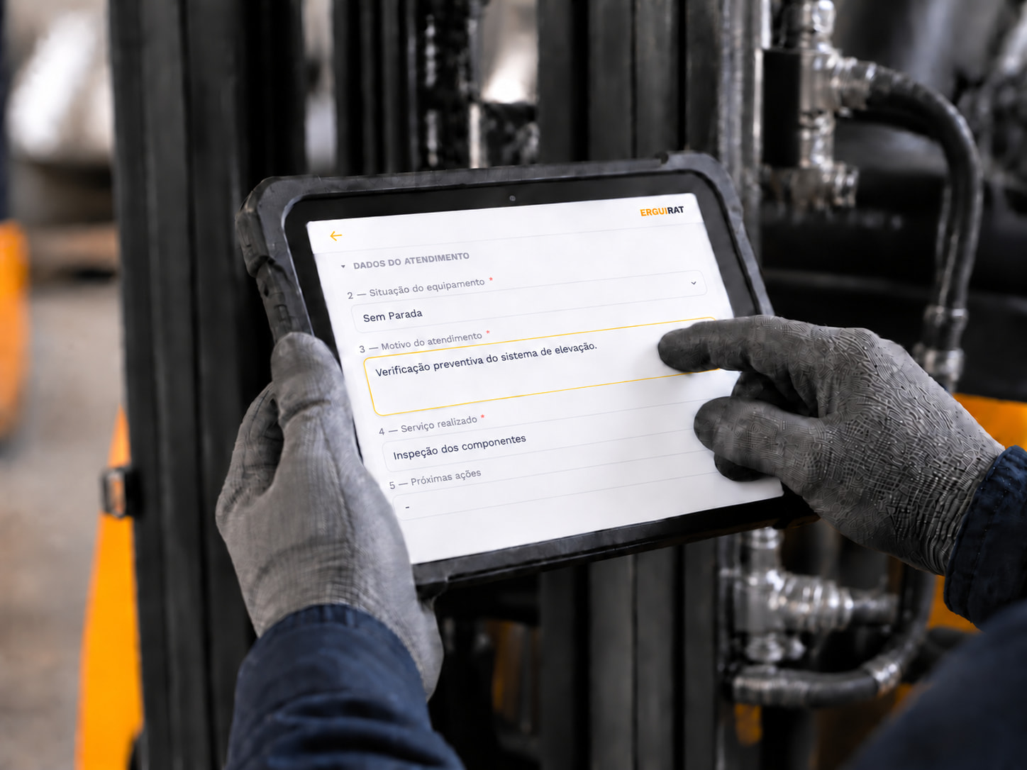 Tablet com formulário ilustrativo ERGUIRAT, marca ERGUI âmbar e RAT preta no alto à direita e seta de retorno âmbar.